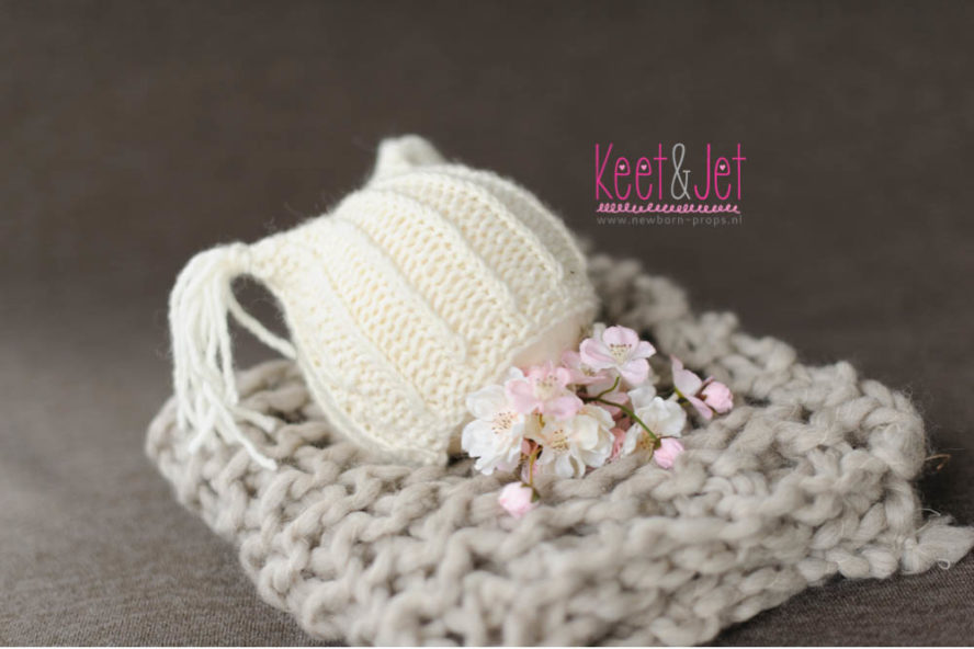 Knitted newborn bonnet staartje